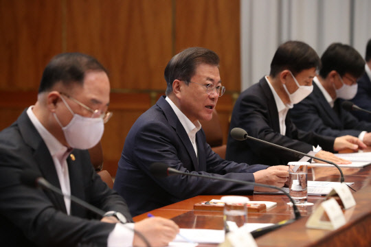 기업·고용 위기 극복을…  문재인 대통령이 22일 오전 청와대에서 열린 제5차 비상경제회의에서 발언하고 있다.   연합뉴스